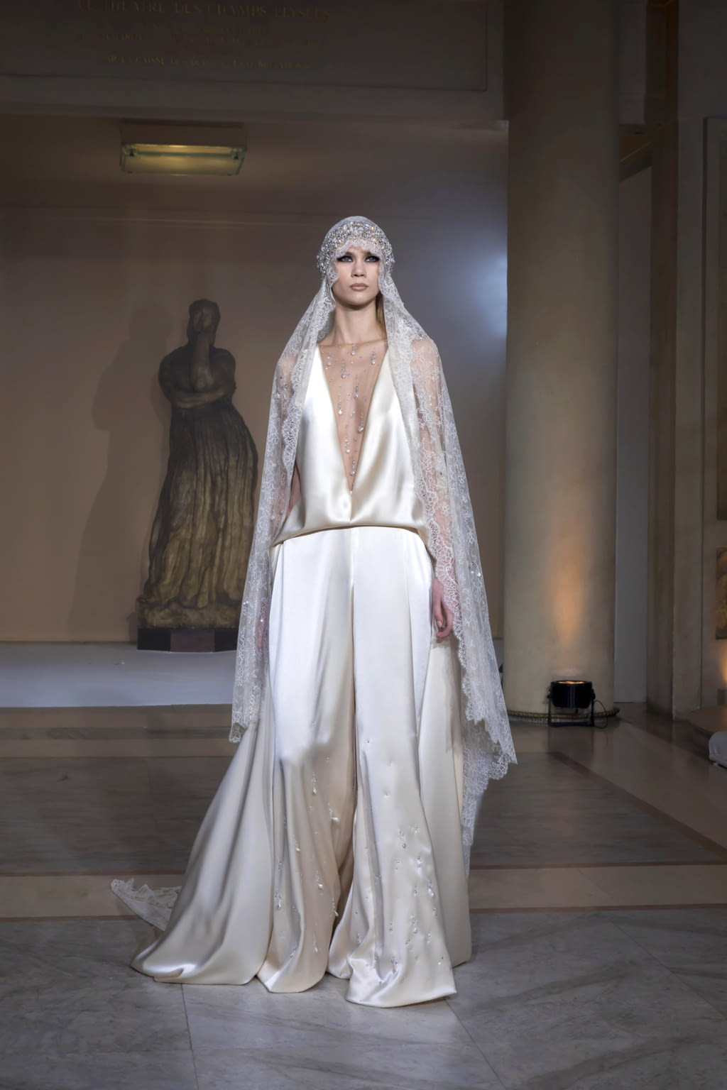 Fashion Week Paris Spring/Summer 2019 look 29 from the Stephane Rolland collection couture