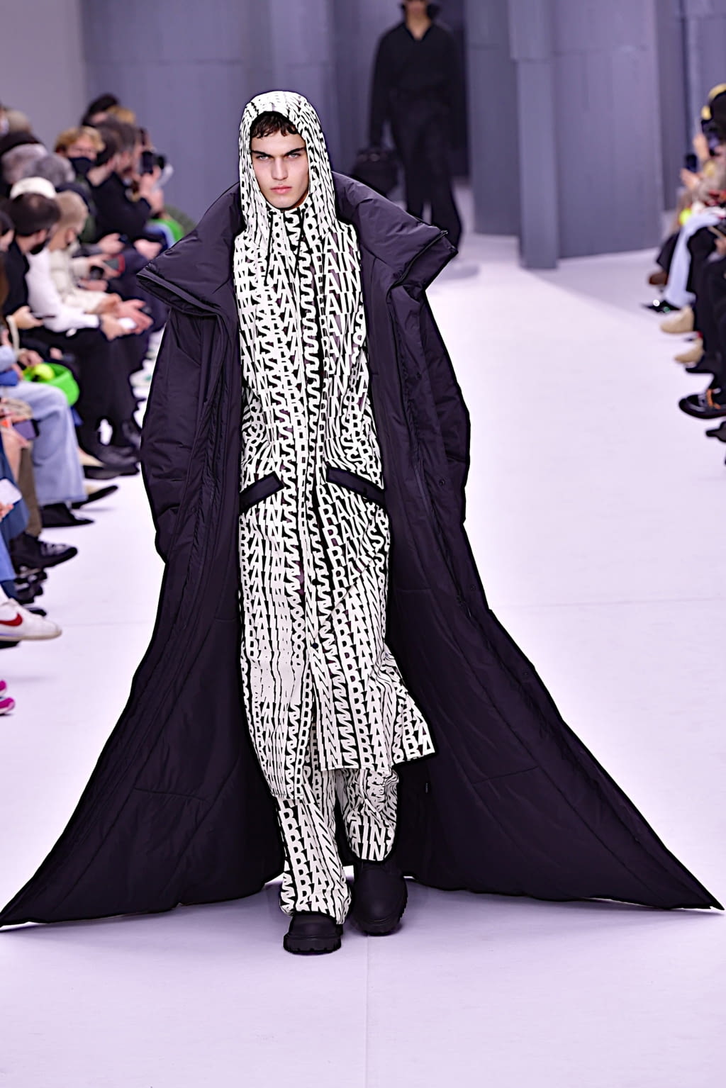 Fashion Week Paris Fall/Winter 2022 look 1 de la collection Rains menswear