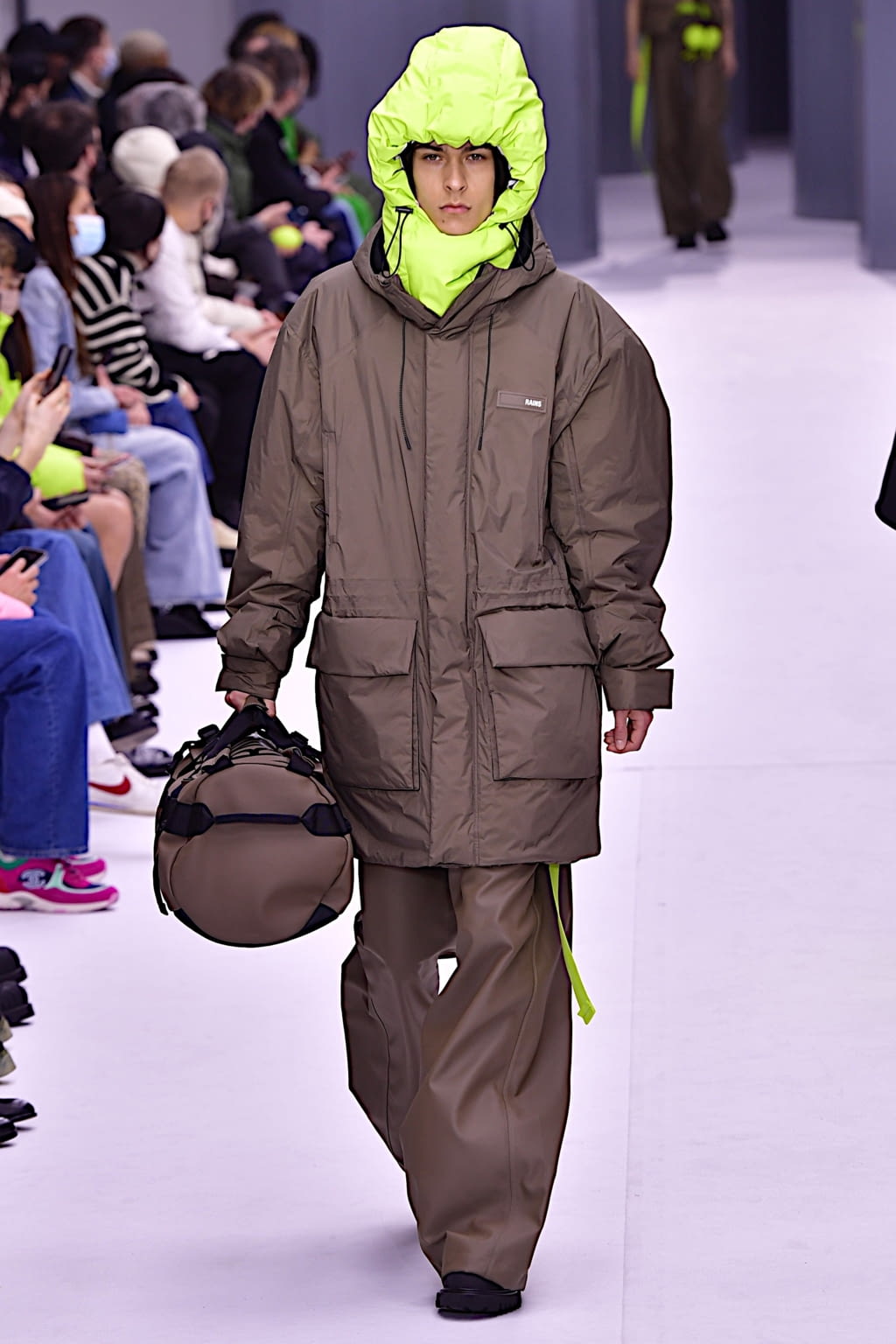Fashion Week Paris Fall/Winter 2022 look 14 from the Rains collection 男装