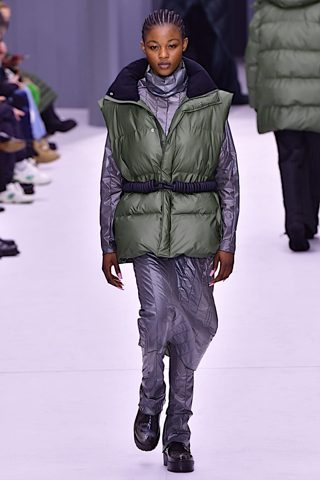 Fashion Week Paris Fall/Winter 2022 look 21 de la collection Rains menswear