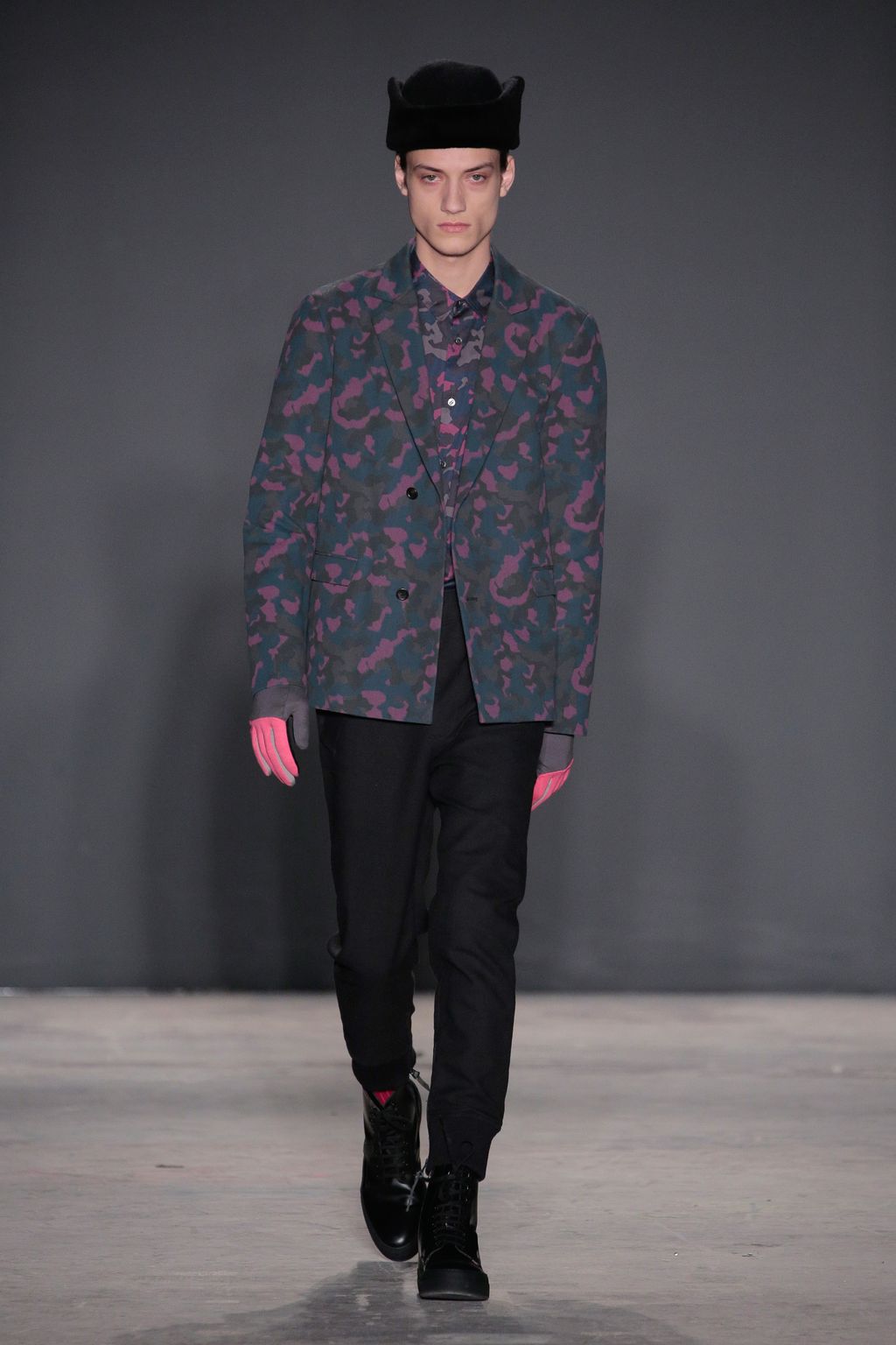 Fashion Week New York Fall/Winter 2017 look 1 from the Robert Geller collection menswear