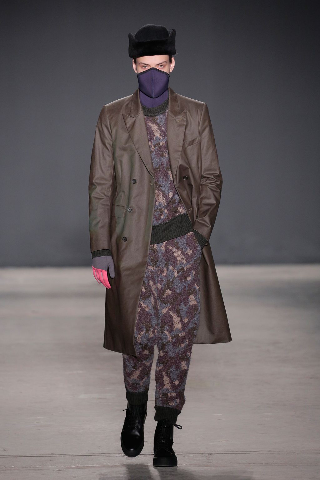 Fashion Week New York Fall/Winter 2017 look 26 from the Robert Geller collection menswear