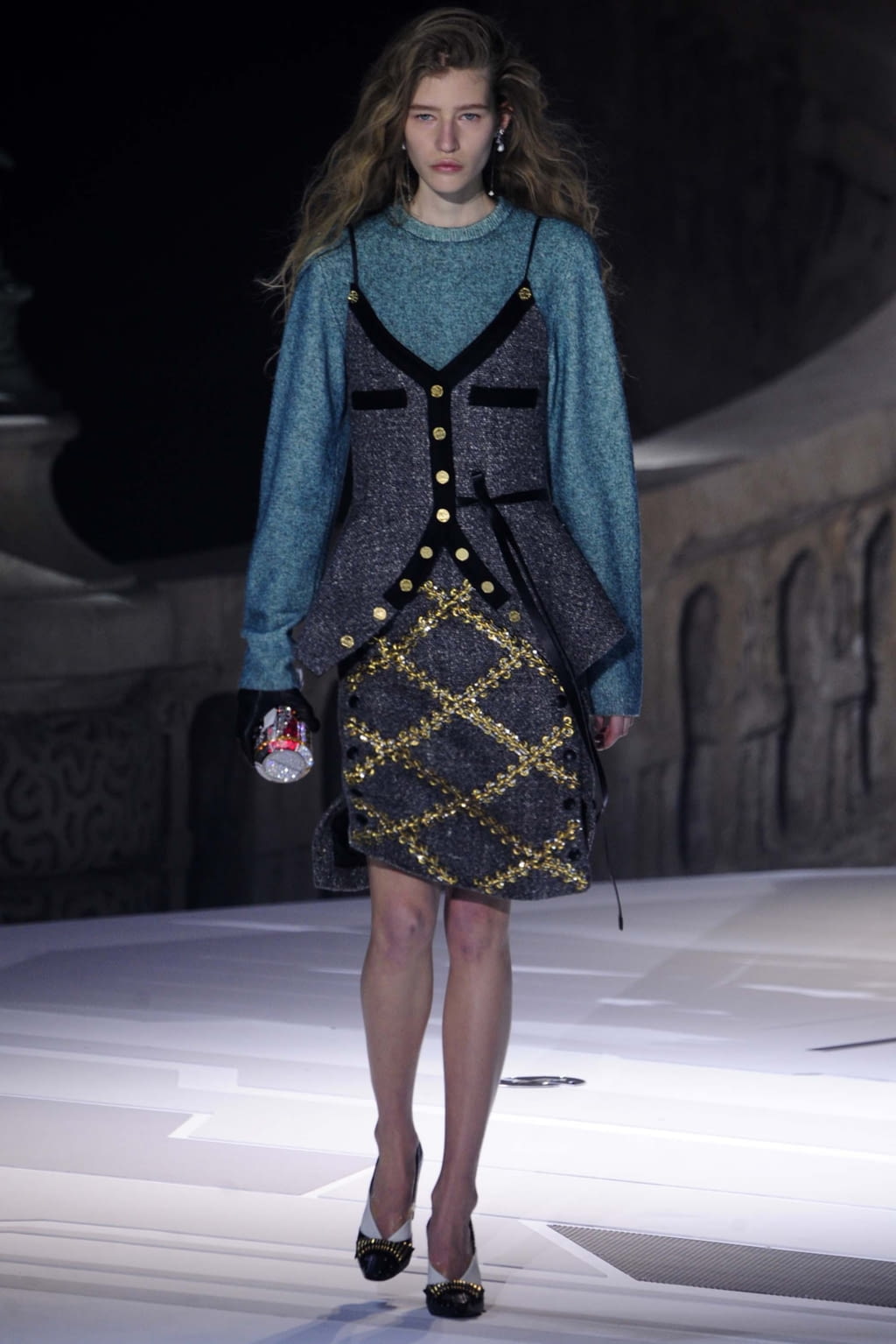 Fashion Week Paris Fall/Winter 2018 look 2 from the Louis Vuitton collection womenswear