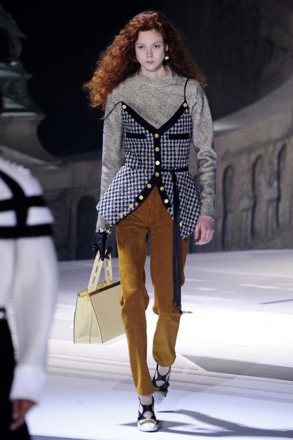 Fashion Week Paris Fall/Winter 2018 look 5 from the Louis Vuitton collection womenswear