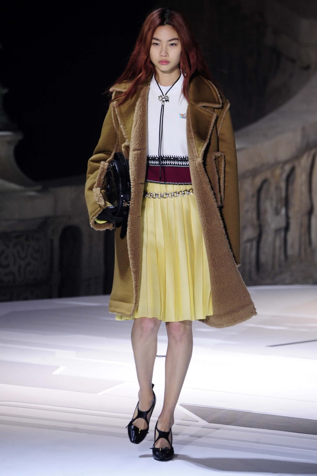 Fashion Week Paris Fall/Winter 2018 look 21 from the Louis Vuitton collection womenswear