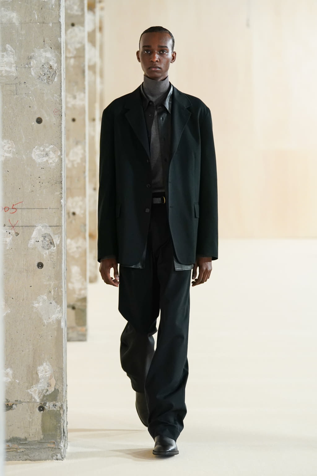 Fashion Week Paris Fall/Winter 2022 look 9 from the AURALEE collection menswear