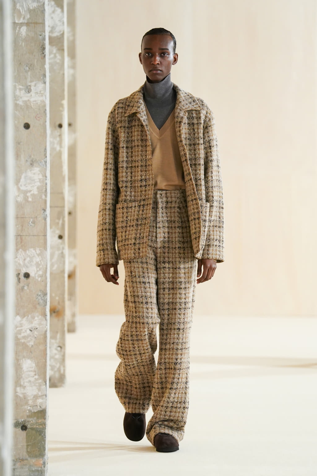 Fashion Week Paris Fall/Winter 2022 look 38 from the AURALEE collection menswear