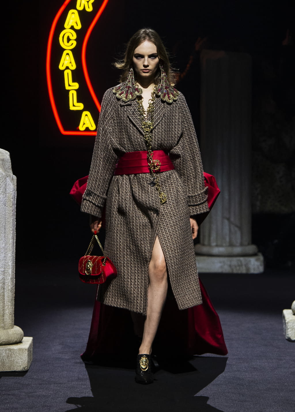 Fashion Week Milan Pre-Fall 2019 look 1 from the Moschino collection 女装