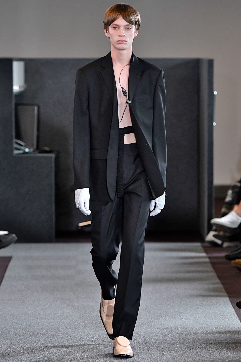 Fashion Week London Spring/Summer 2018 look 1 from the Xander Zhou collection 男装