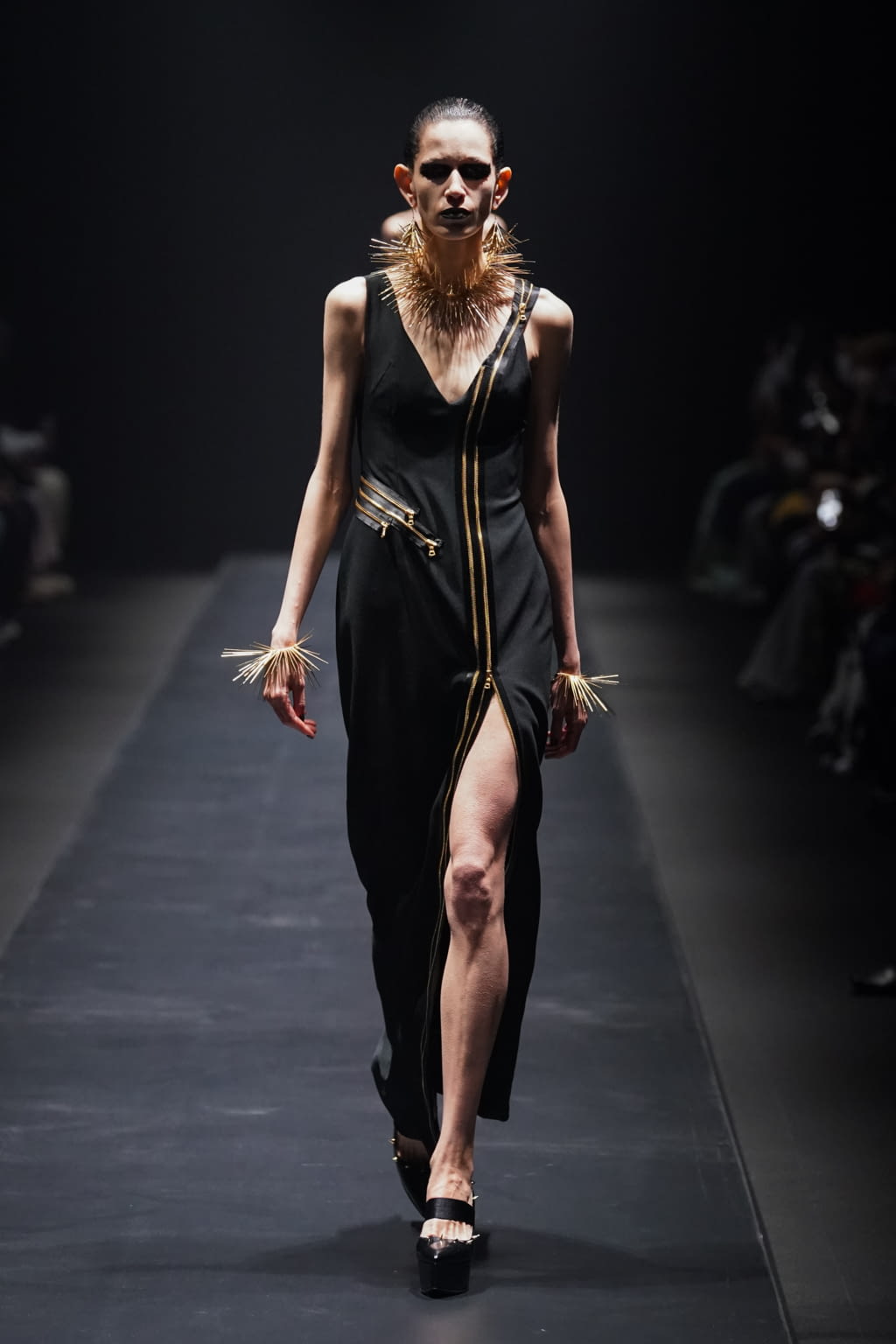 Fashion Week Paris Fall/Winter 2022 look 1 de la collection Undercover womenswear