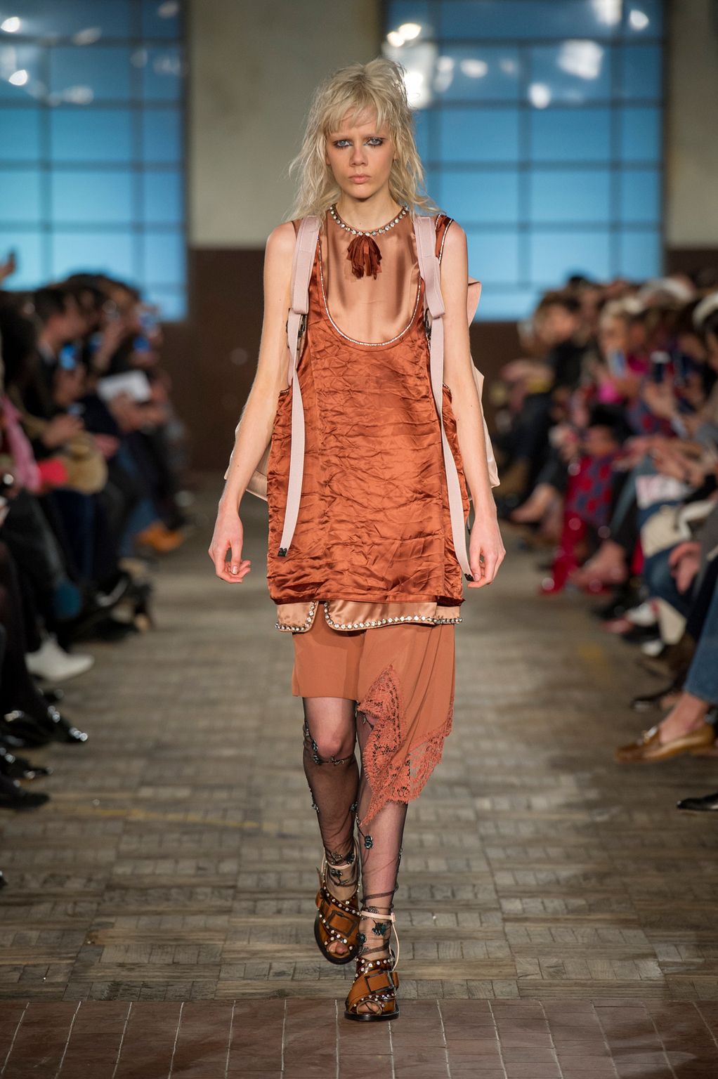 Fashion Week Milan Fall/Winter 2016 look 1 de la collection N°21 womenswear