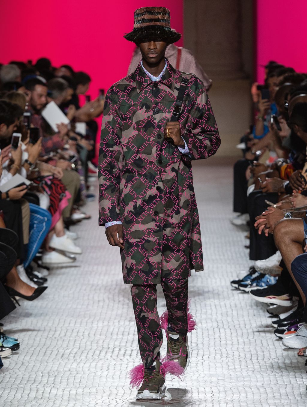 Fashion Week Paris Spring/Summer 2019 look 1 from the Valentino collection 男装