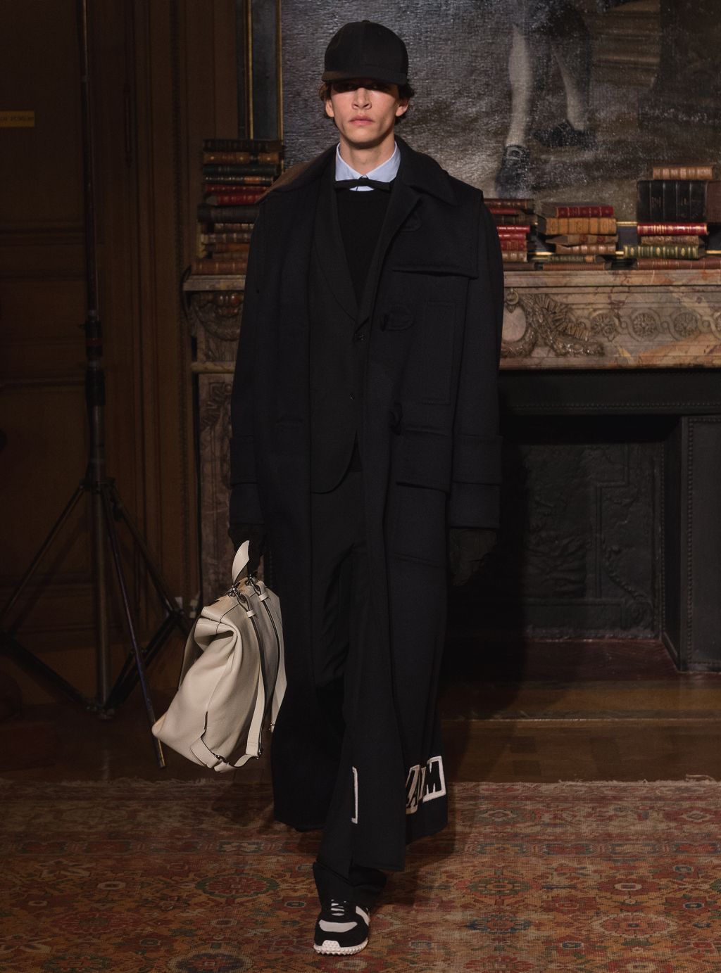 Fashion Week Paris Fall/Winter 2017 look 1 from the Valentino collection menswear