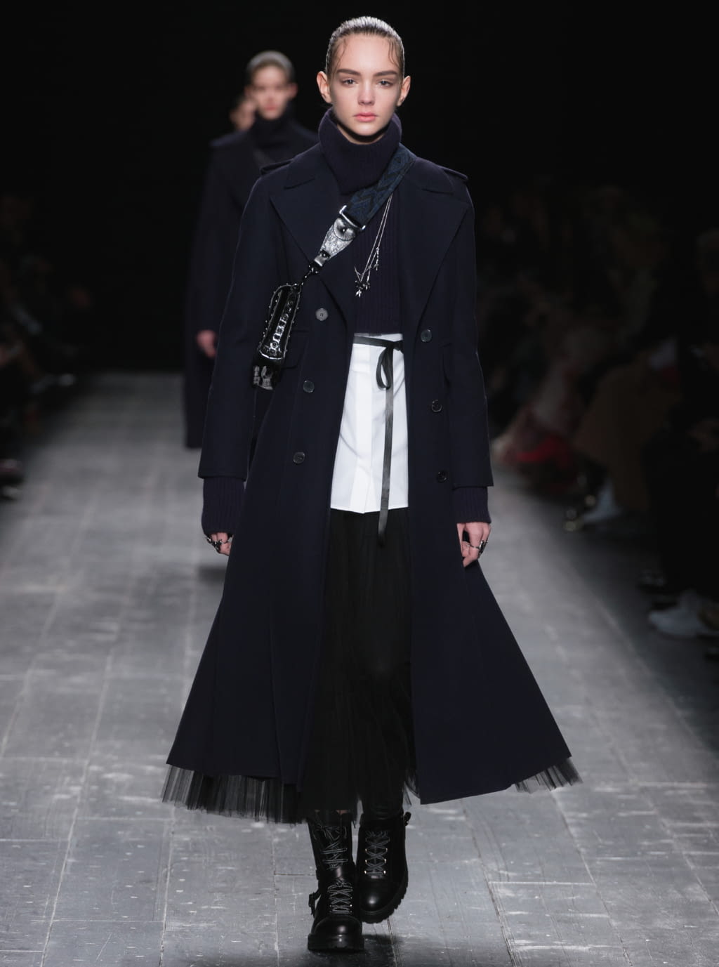 Fashion Week Paris Fall/Winter 2016 look 1 from the Valentino collection 女装