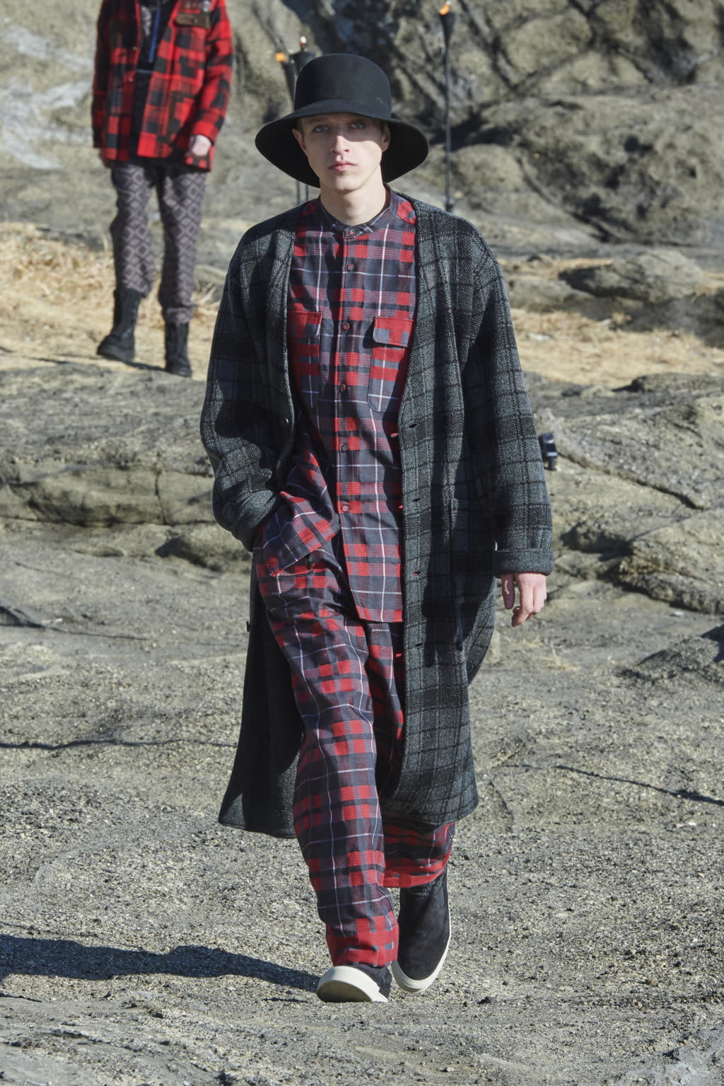 Fashion Week Paris Fall/Winter 2022 look 2 from the White Mountaineering collection menswear