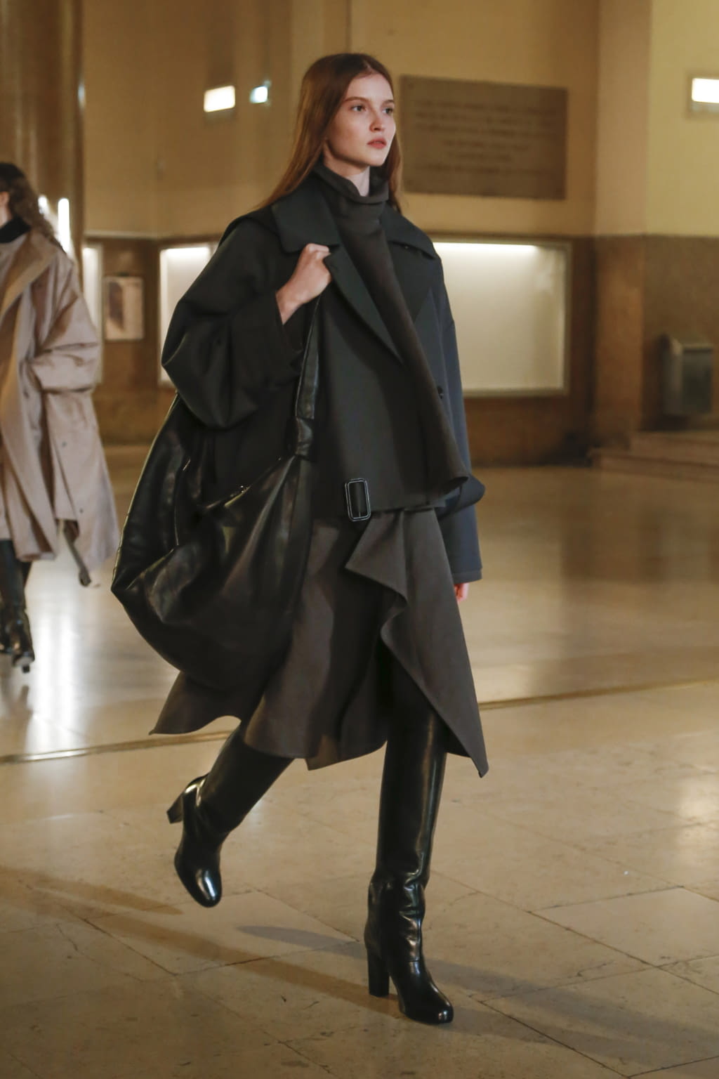 Fashion Week Paris Fall/Winter 2020 look 2 from the Lemaire collection womenswear