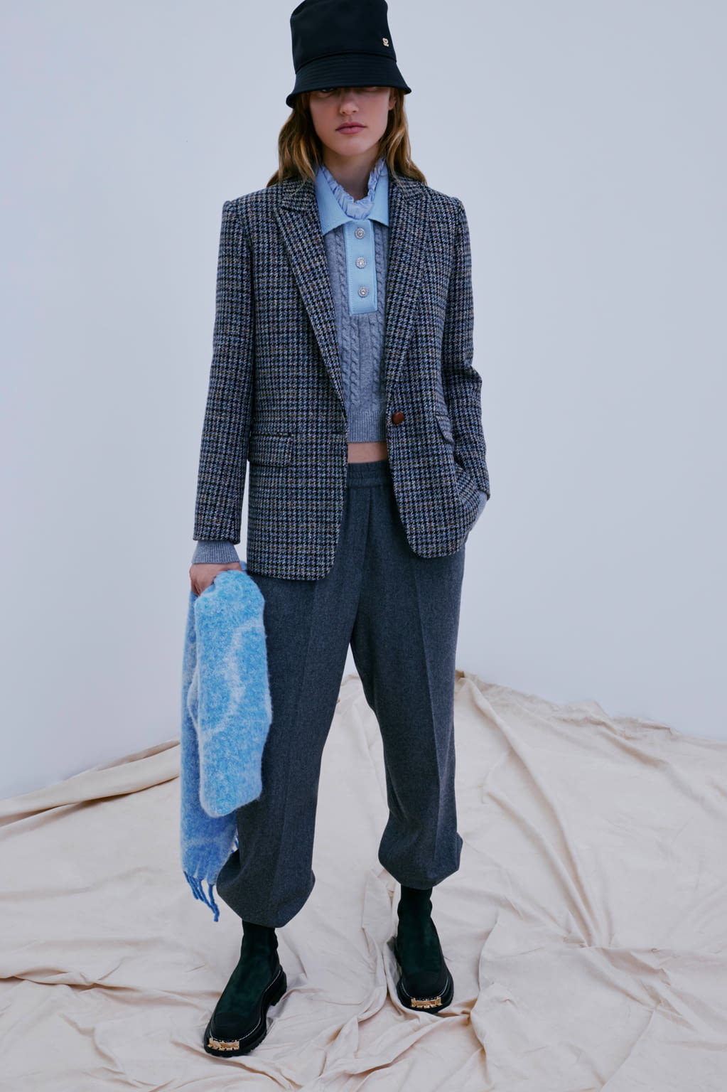 Fashion Week Paris Fall/Winter 2022 look 2 from the Sandro collection womenswear
