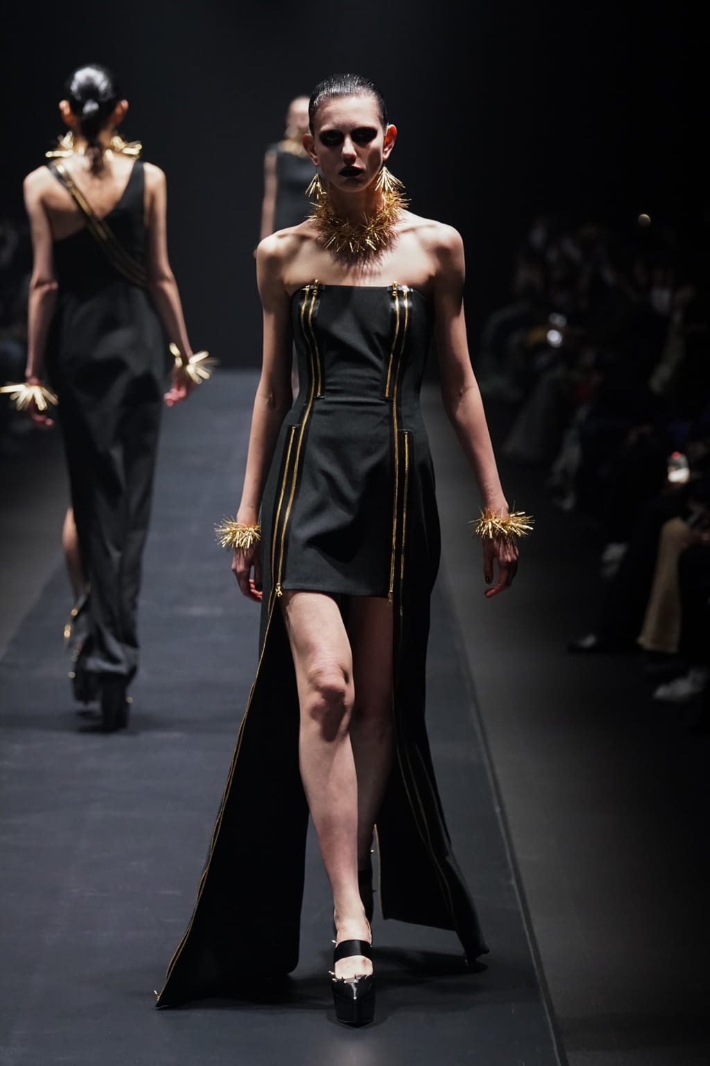 Fashion Week Paris Fall/Winter 2022 look 2 de la collection Undercover womenswear