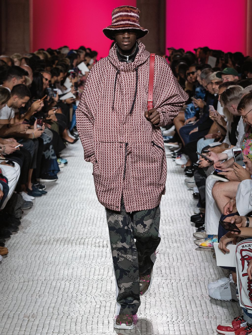 Fashion Week Paris Spring/Summer 2019 look 2 from the Valentino collection menswear