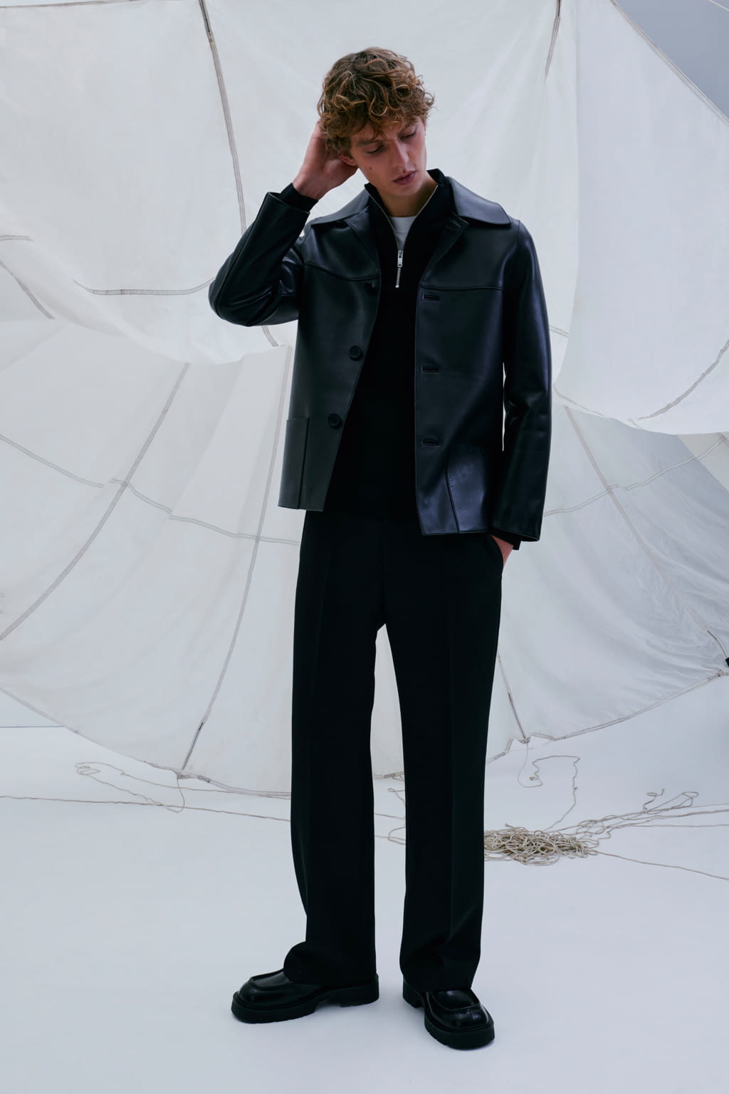 Fashion Week Paris Fall/Winter 2022 look 2 from the Sandro collection menswear