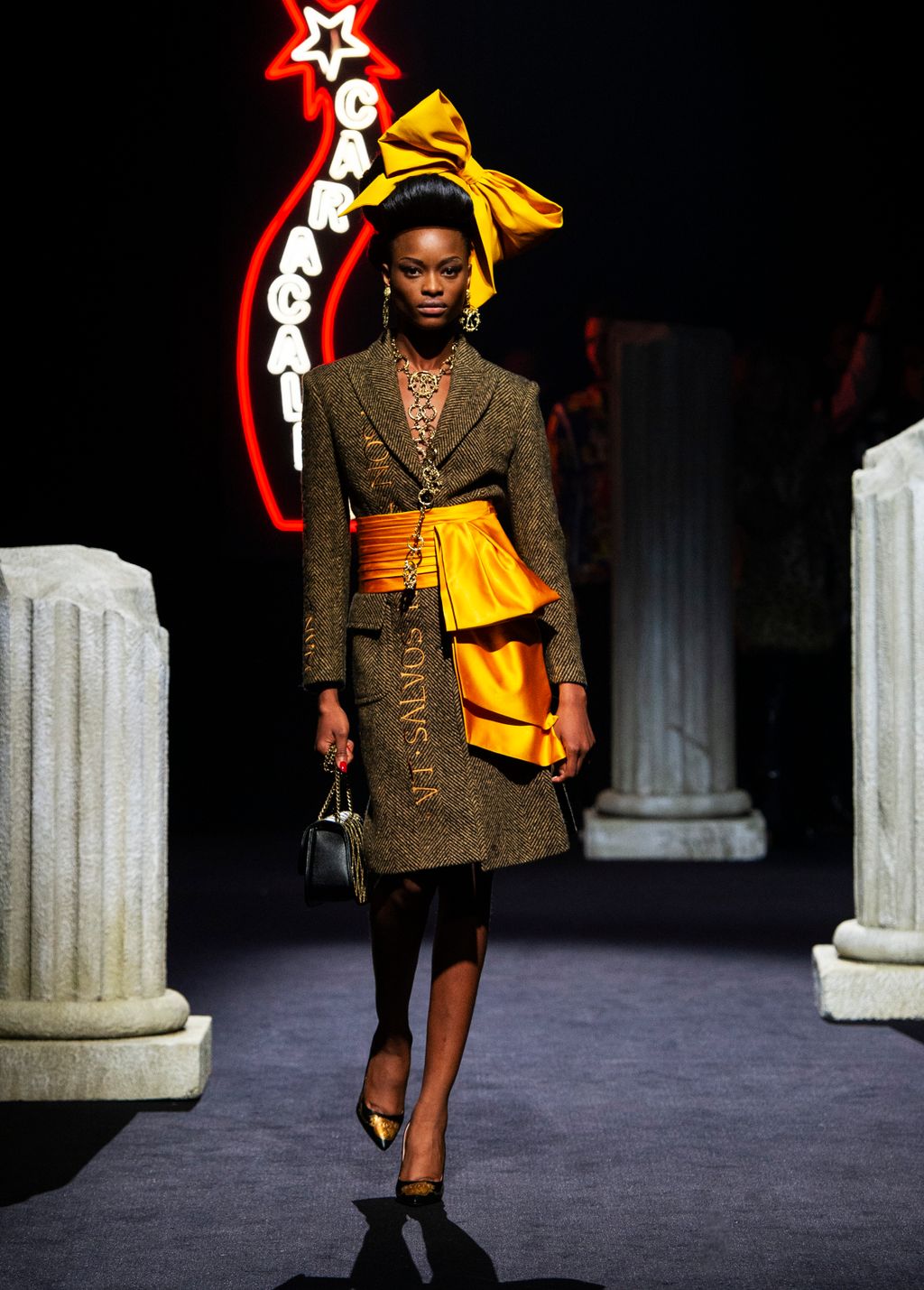 Fashion Week Milan Pre-Fall 2019 look 3 from the Moschino collection 女装