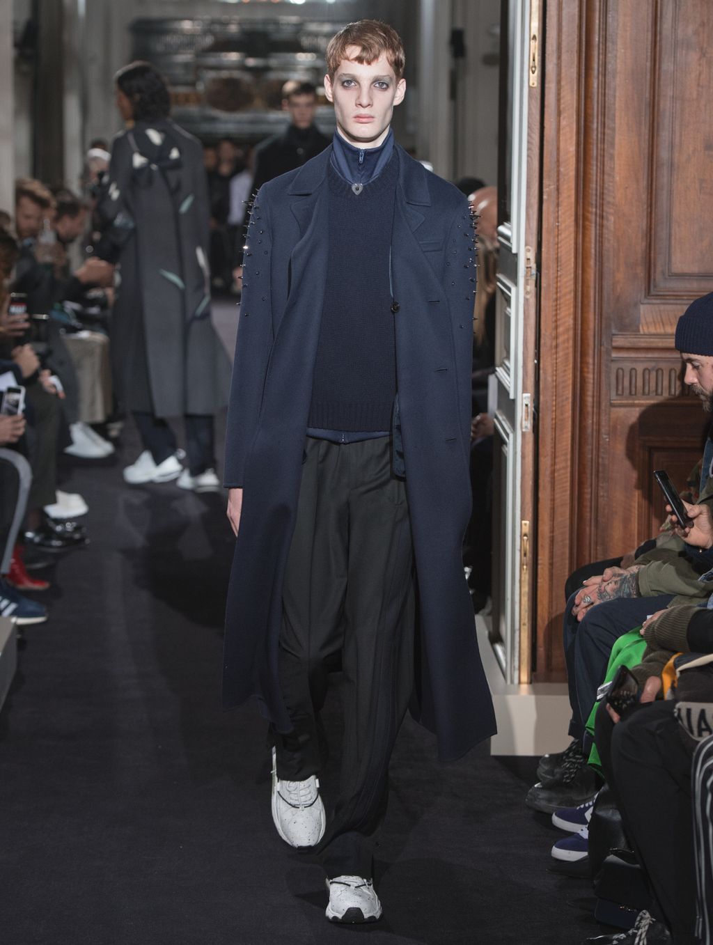 Fashion Week Paris Fall/Winter 2018 look 3 from the Valentino collection menswear