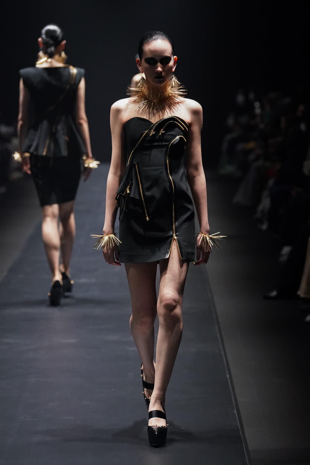Fashion Week Paris Fall/Winter 2022 look 4 de la collection Undercover womenswear