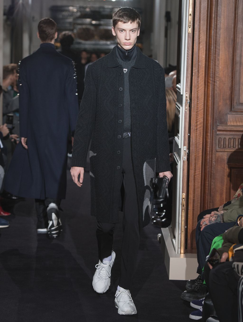 Fashion Week Paris Fall/Winter 2018 look 4 from the Valentino collection menswear