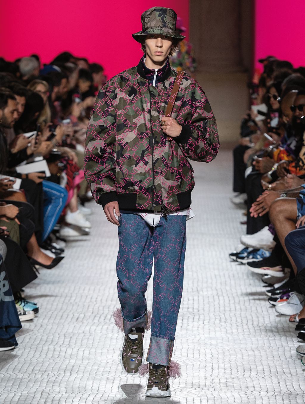 Fashion Week Paris Spring/Summer 2019 look 4 from the Valentino collection menswear