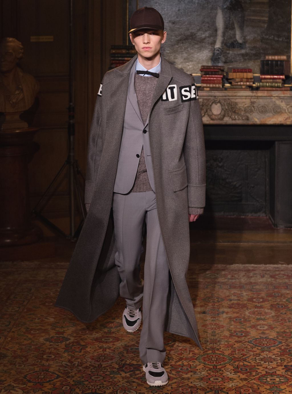 Fashion Week Paris Fall/Winter 2017 look 4 from the Valentino collection menswear