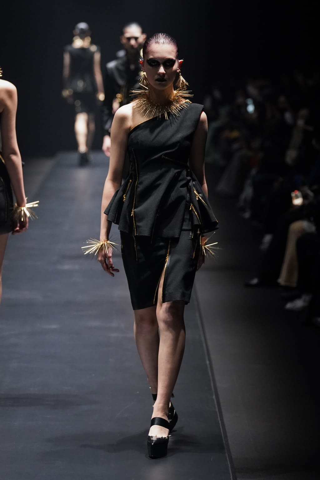 Fashion Week Paris Fall/Winter 2022 look 5 de la collection Undercover womenswear