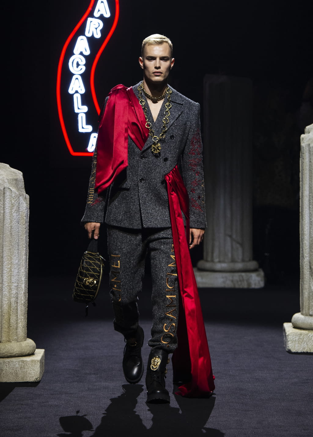 Fashion Week Milan Fall/Winter 2019 look 5 from the Moschino collection 男装