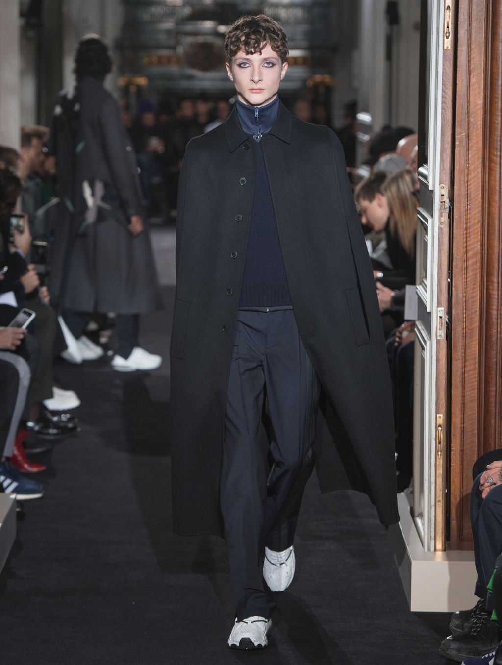 Fashion Week Paris Fall/Winter 2018 look 5 from the Valentino collection menswear