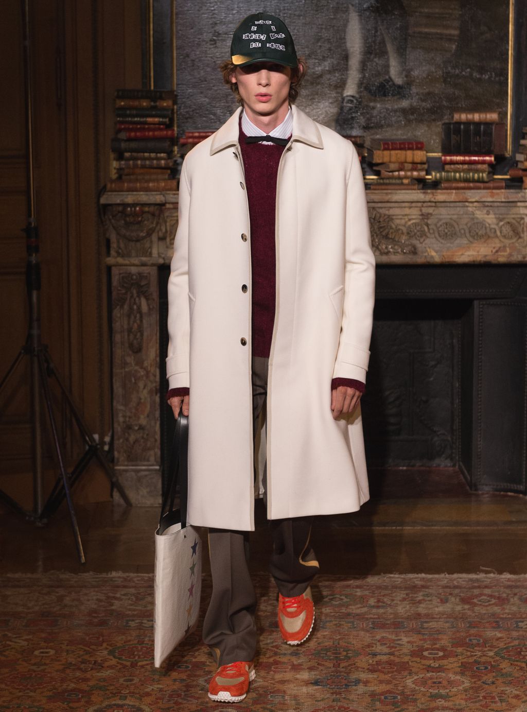 Fashion Week Paris Fall/Winter 2017 look 5 from the Valentino collection menswear