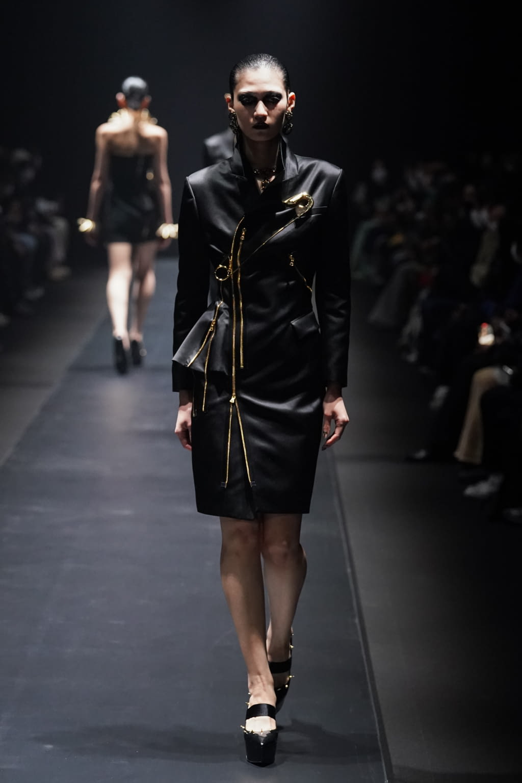 Fashion Week Paris Fall/Winter 2022 look 6 de la collection Undercover womenswear
