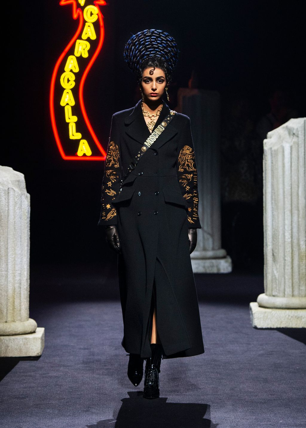 Fashion Week Milan Pre-Fall 2019 look 6 from the Moschino collection 女装