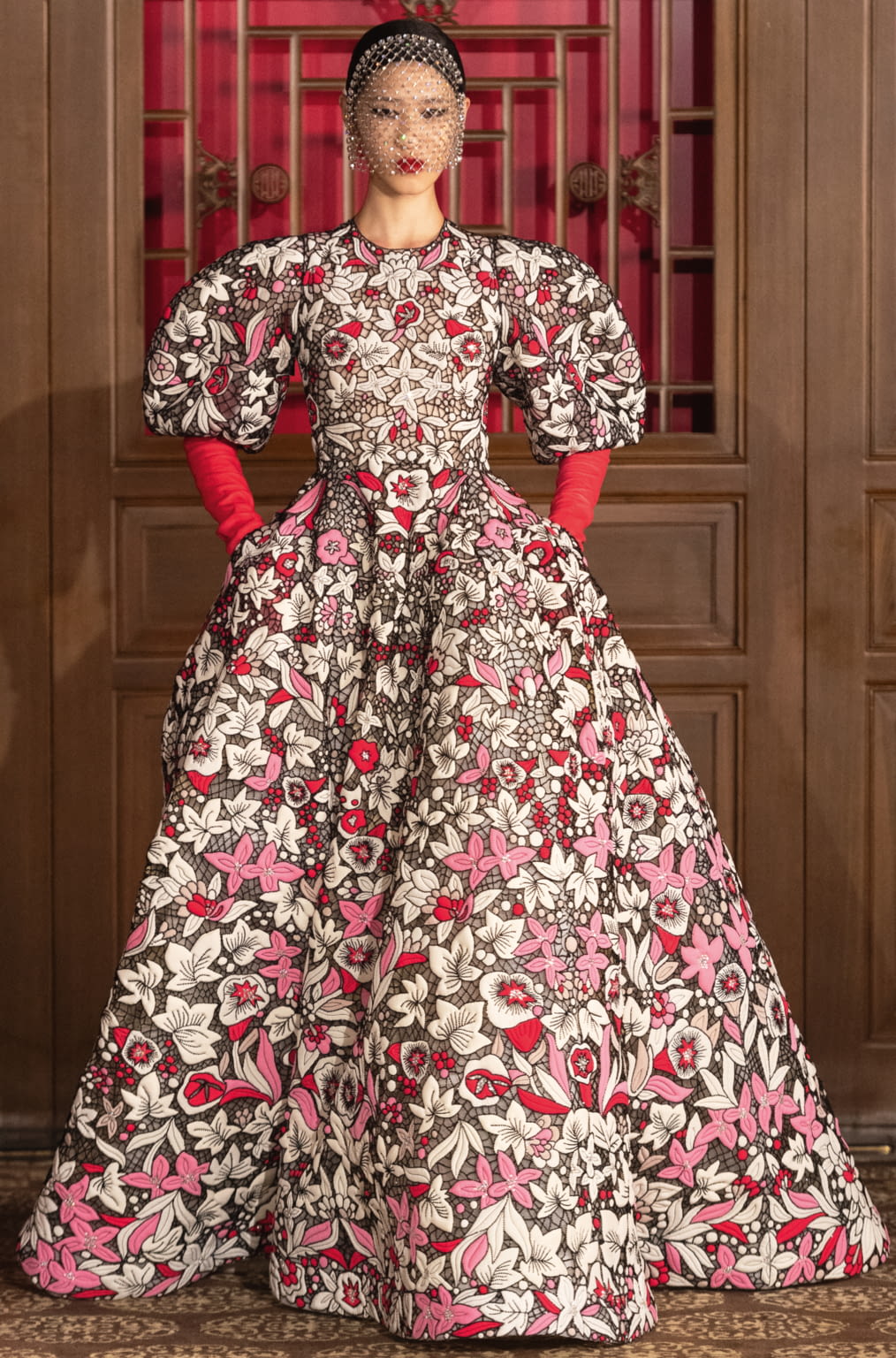 Fashion Week Paris Fall/Winter 2019 look 6 from the Valentino collection couture