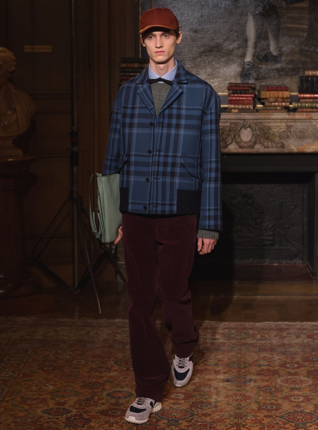 Fashion Week Paris Fall/Winter 2017 look 6 from the Valentino collection menswear