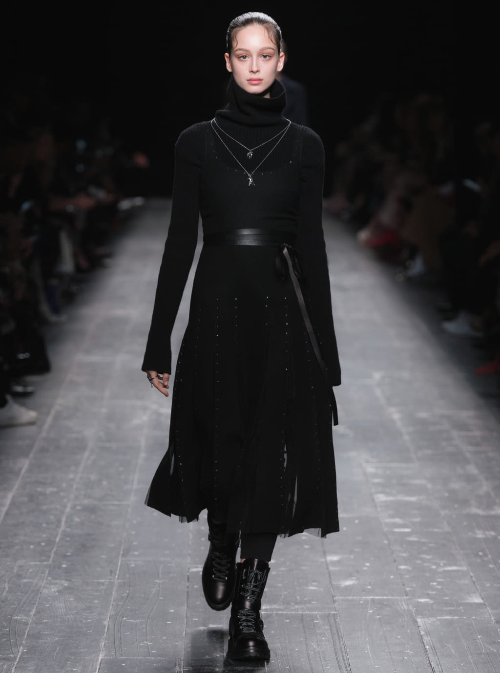 Fashion Week Paris Fall/Winter 2016 look 6 from the Valentino collection womenswear