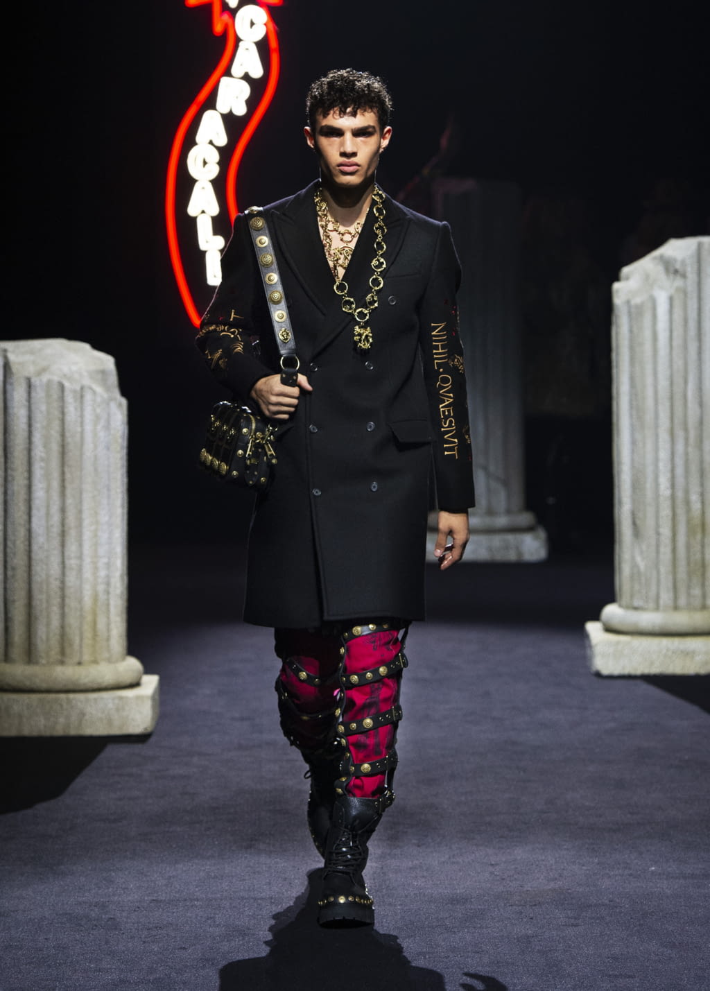 Fashion Week Milan Fall/Winter 2019 look 7 from the Moschino collection 男装