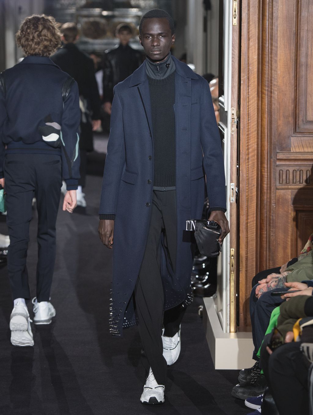 Fashion Week Paris Fall/Winter 2018 look 7 de la collection Valentino menswear