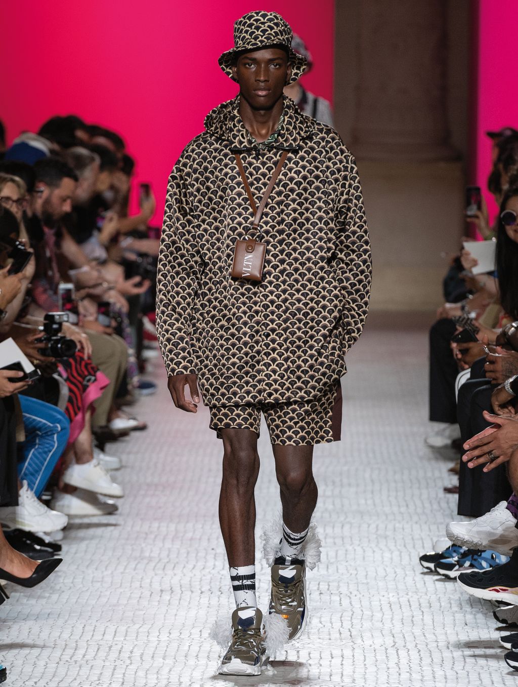 Fashion Week Paris Spring/Summer 2019 look 7 from the Valentino collection menswear