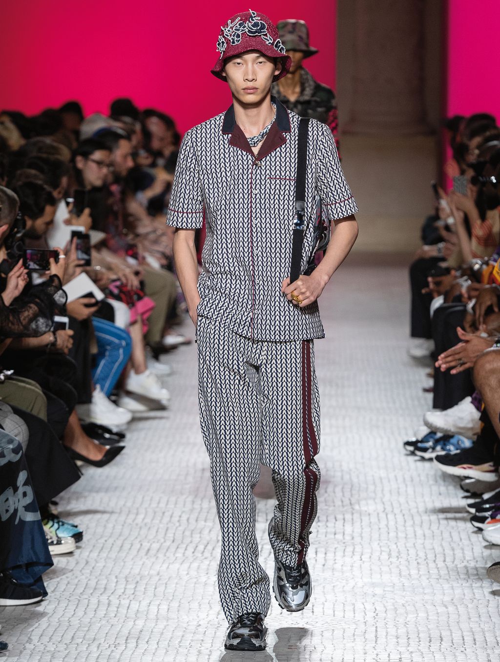 Fashion Week Paris Spring/Summer 2019 look 8 from the Valentino collection menswear