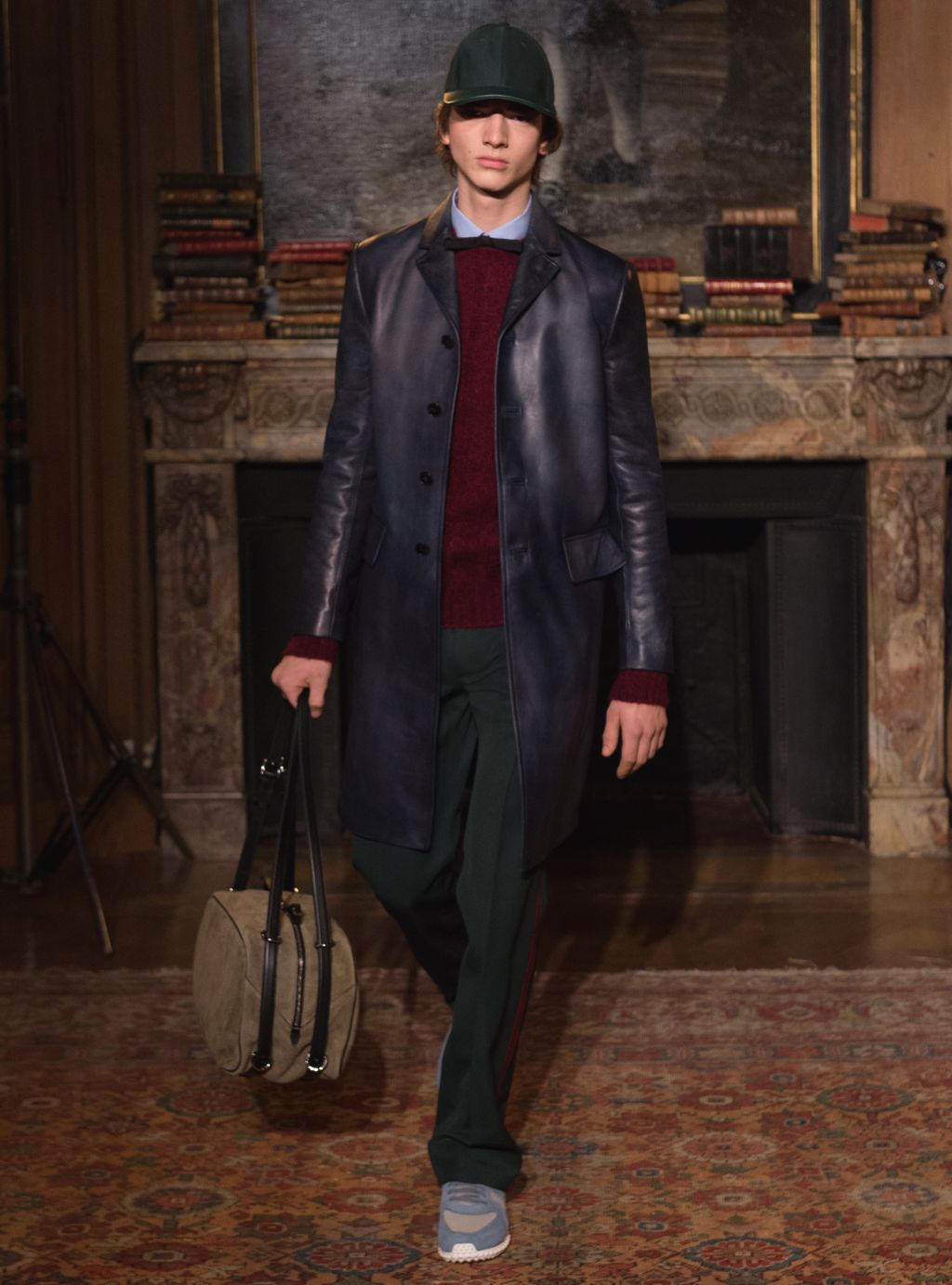 Fashion Week Paris Fall/Winter 2017 look 8 from the Valentino collection menswear