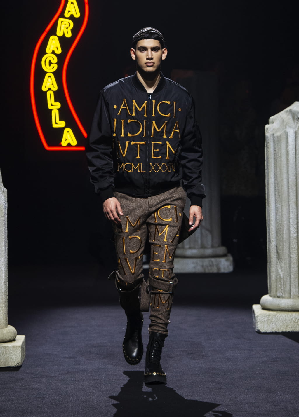 Fashion Week Milan Fall/Winter 2019 look 9 de la collection Moschino menswear