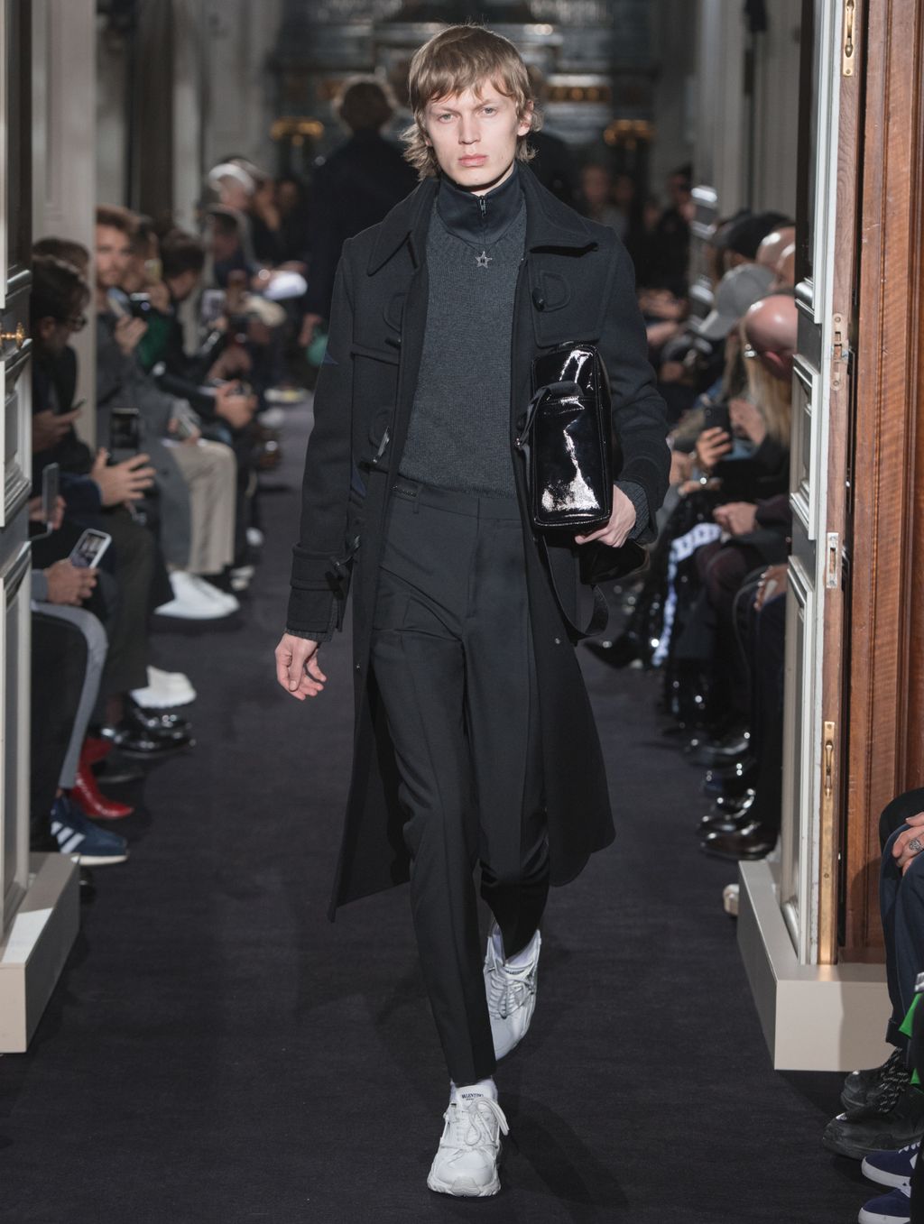 Fashion Week Paris Fall/Winter 2018 look 9 from the Valentino collection menswear