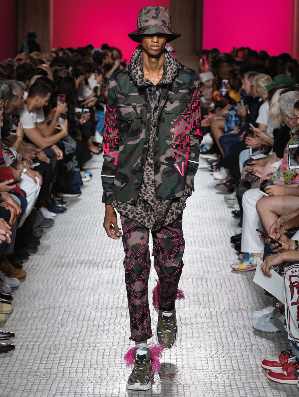 Fashion Week Paris Spring/Summer 2019 look 9 de la collection Valentino menswear