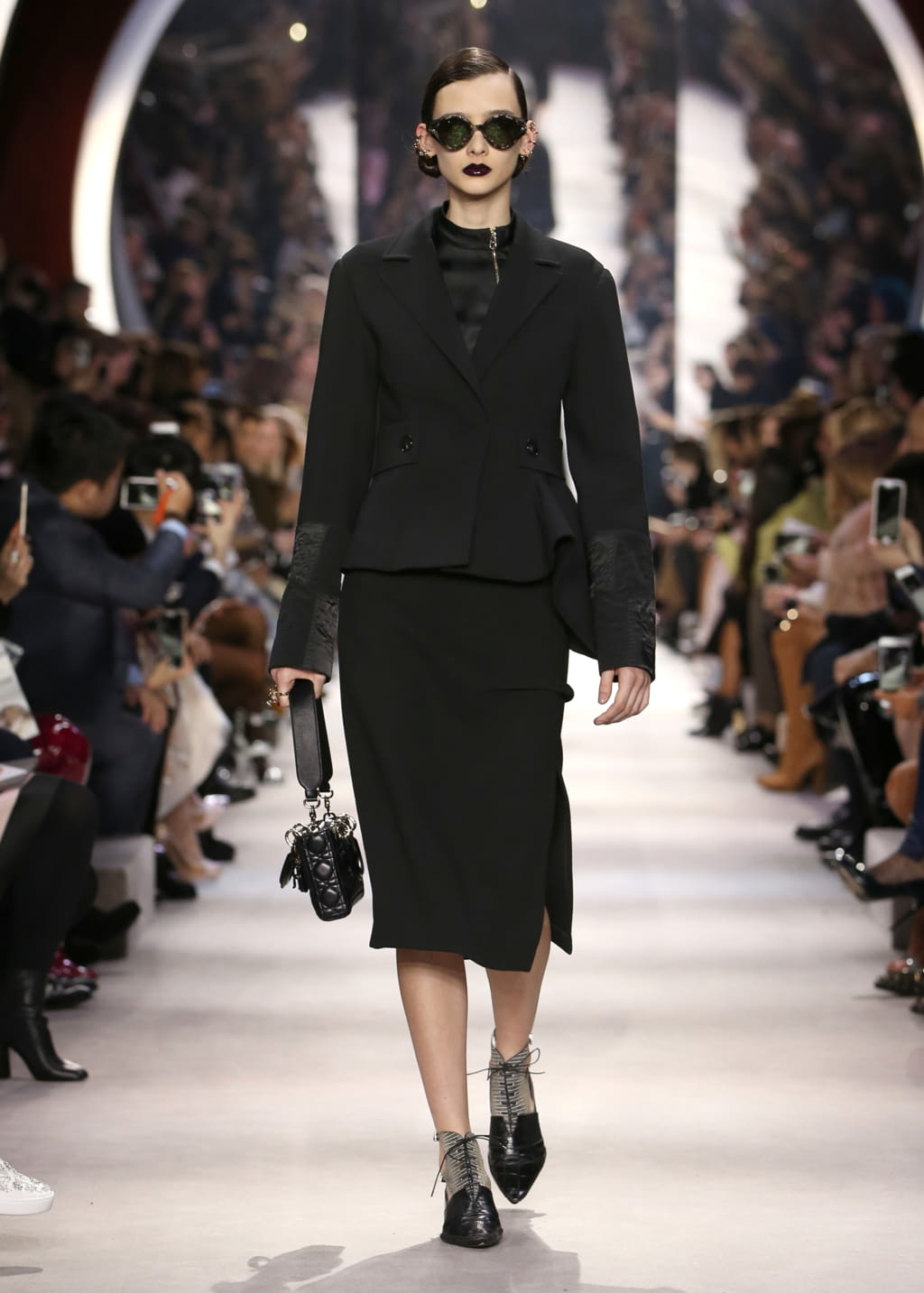 Fashion Week Paris Fall/Winter 2016 look 1 from the Christian Dior collection 女装
