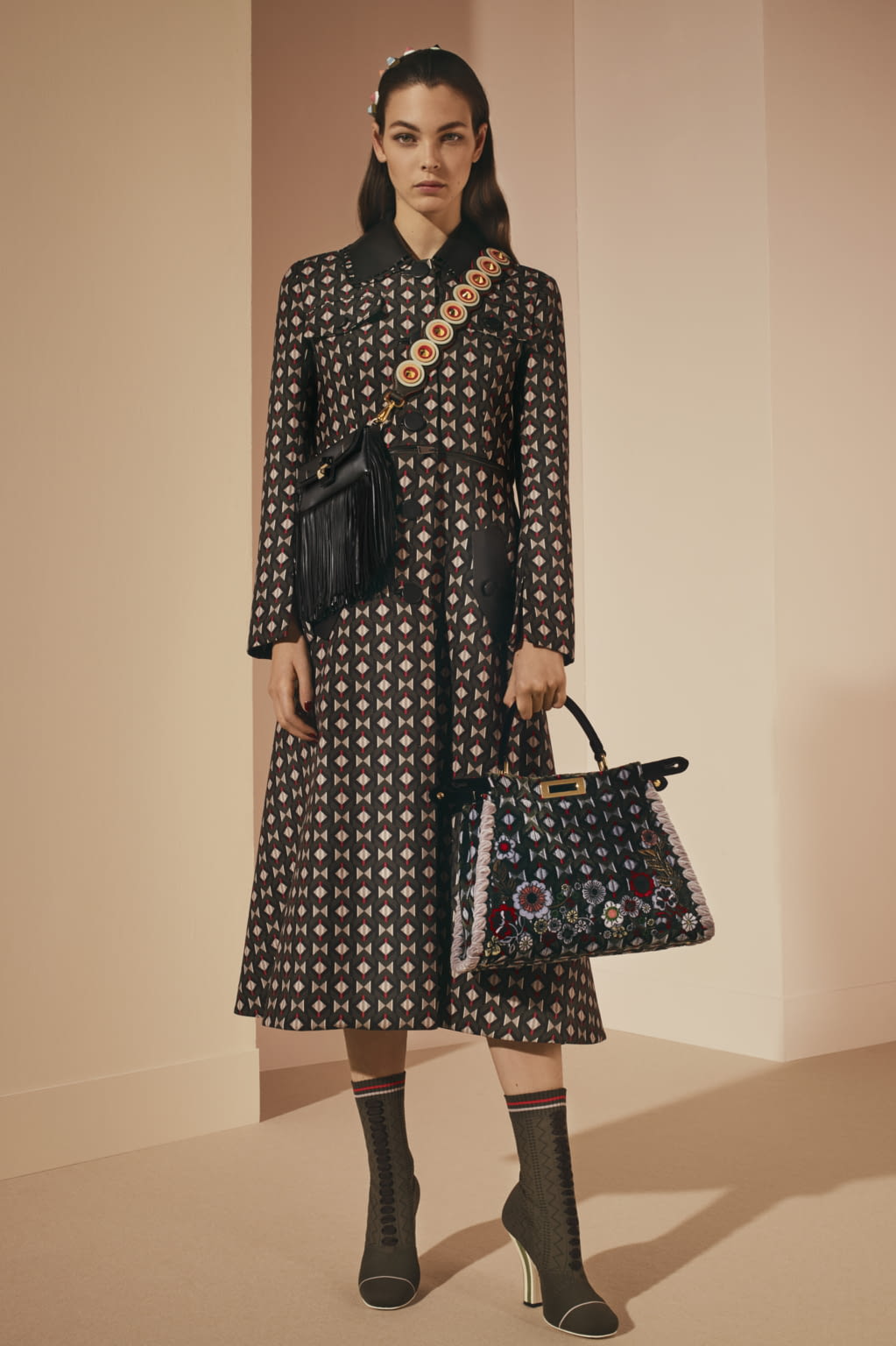 Fashion Week Milan Pre-Fall 2017 look 1 from the Fendi collection 女装