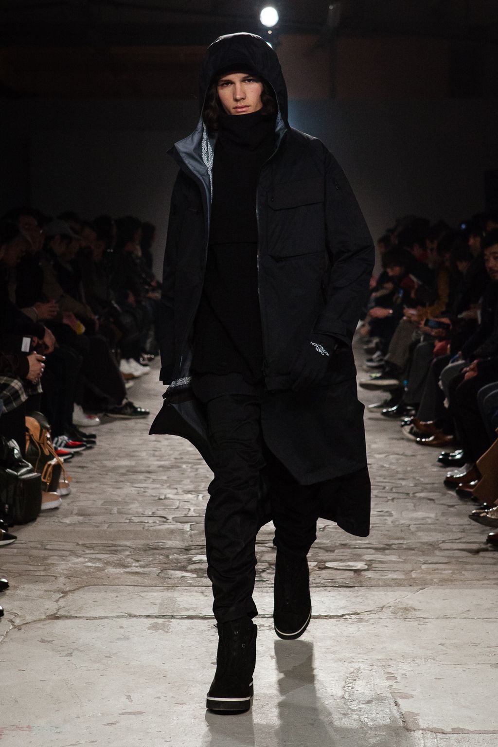 Fashion Week Paris Fall/Winter 2017 look 1 from the White Mountaineering collection menswear